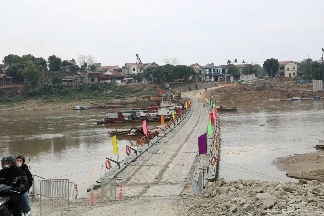 Cầu phao Phong Châu nhộn nhịp ngày 29 Tết