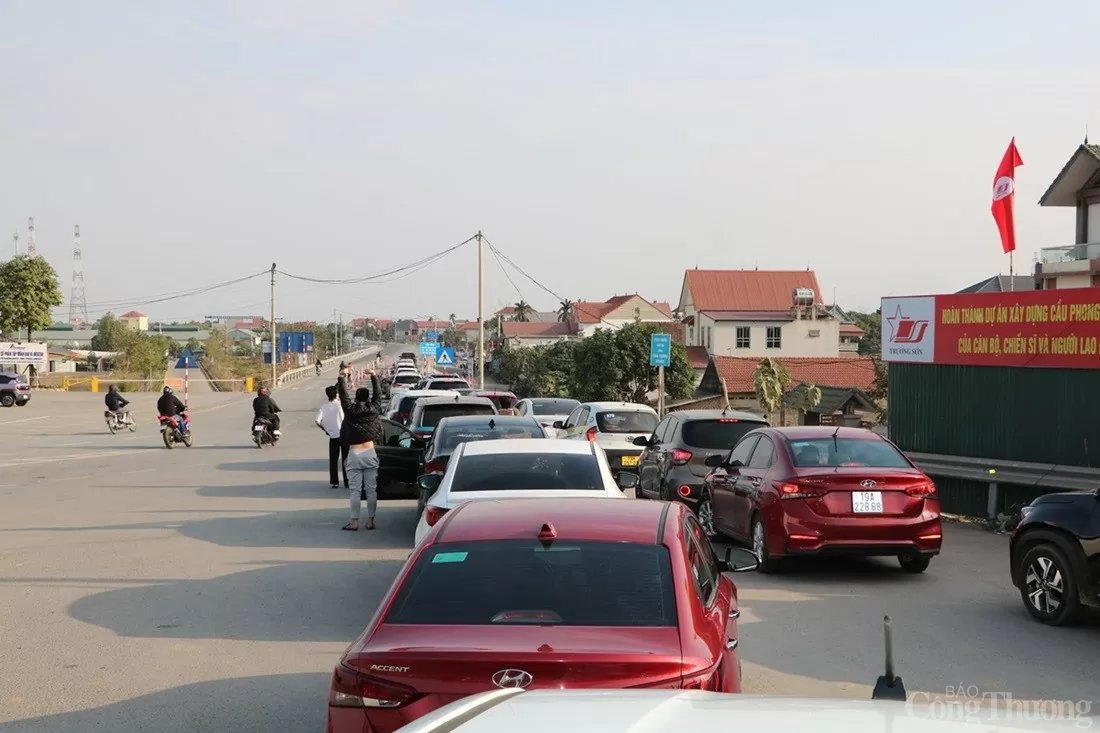 Cầu phao Phong Châu nhộn nhịp ngày 29 Tết