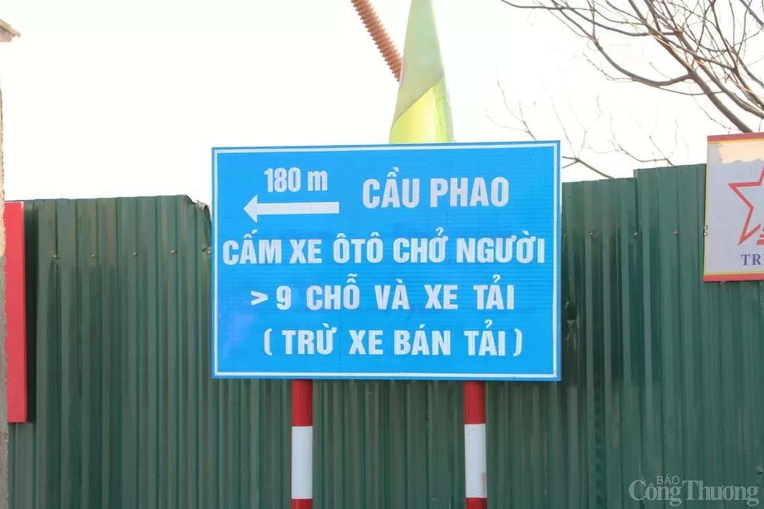 Cầu phao Phong Châu nhộn nhịp ngày 29 Tết