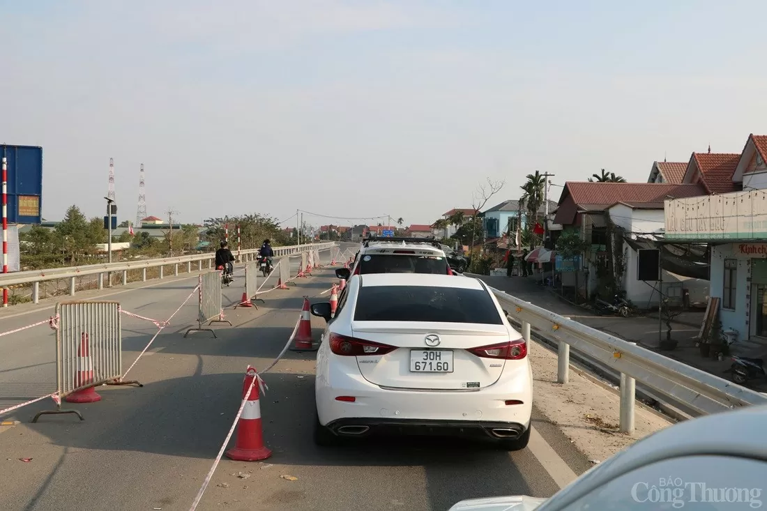 Cầu phao Phong Châu nhộn nhịp ngày 29 Tết