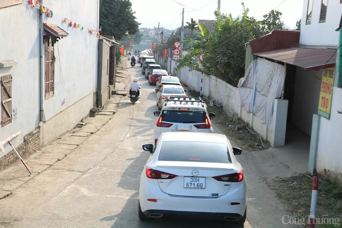 Cầu phao Phong Châu nhộn nhịp ngày 29 Tết