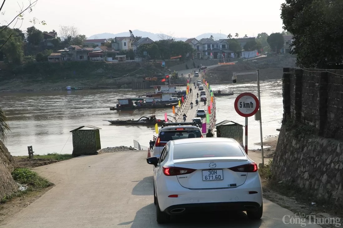 Cầu phao Phong Châu nhộn nhịp ngày 29 Tết