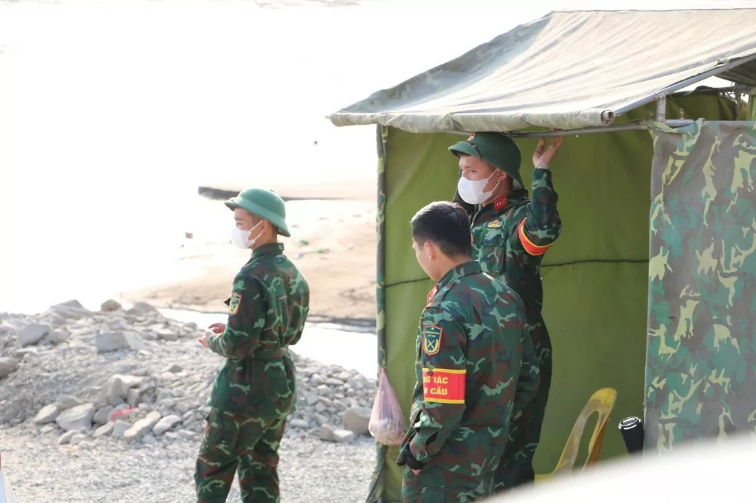 Cầu phao Phong Châu nhộn nhịp ngày 29 Tết