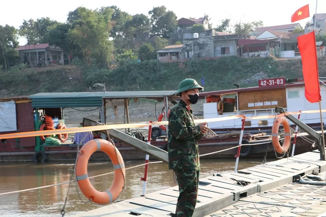 Cầu phao Phong Châu nhộn nhịp ngày 29 Tết