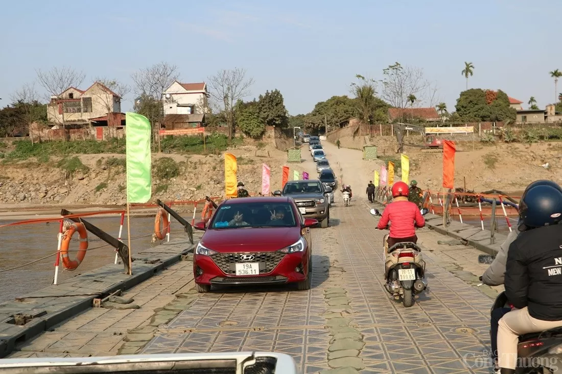 Cầu phao Phong Châu nhộn nhịp ngày 29 Tết