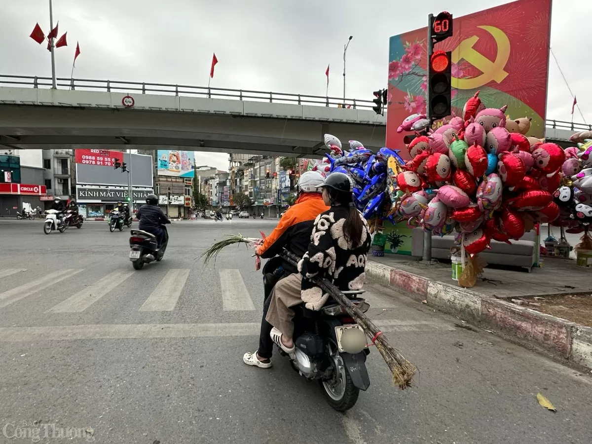 Tuy giá cao, nhưng nhiều người dân vẫn sẵn sàng bỏ tiền mua về đặt cạnh bàn thờ theo phong tục truyền thống và lấy may năm mới.