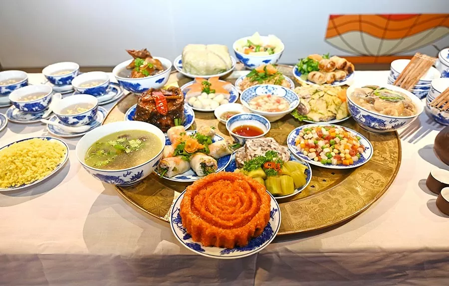 Mâm cỗ Tết mang ý nghĩa sâu sắc, không chỉ là biểu tượng của đoàn viên mà còn thể hiện lòng biết ơn tổ tiên