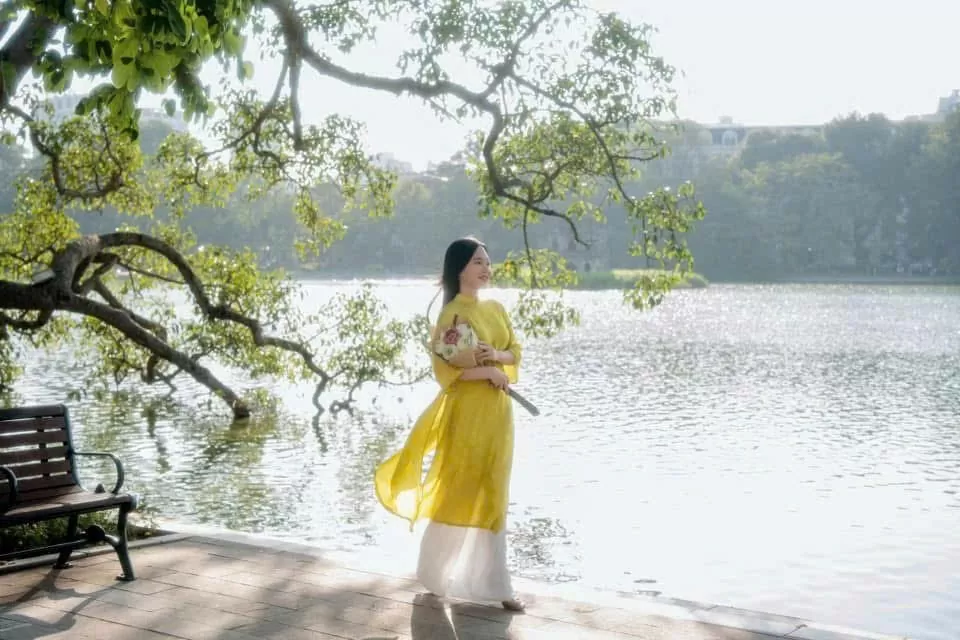 Lưu hương xuân qua tà áo dài ngày Tết