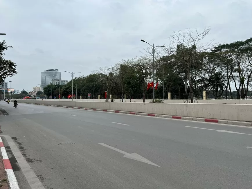 Tuyến đường Đại Cồ Việt (đoạn qua Hầm Kim Liên) không còn cảnh tắc đường hay tiếng còi xe ồn ào, chen chúc, tấp nập như những ngày thường...