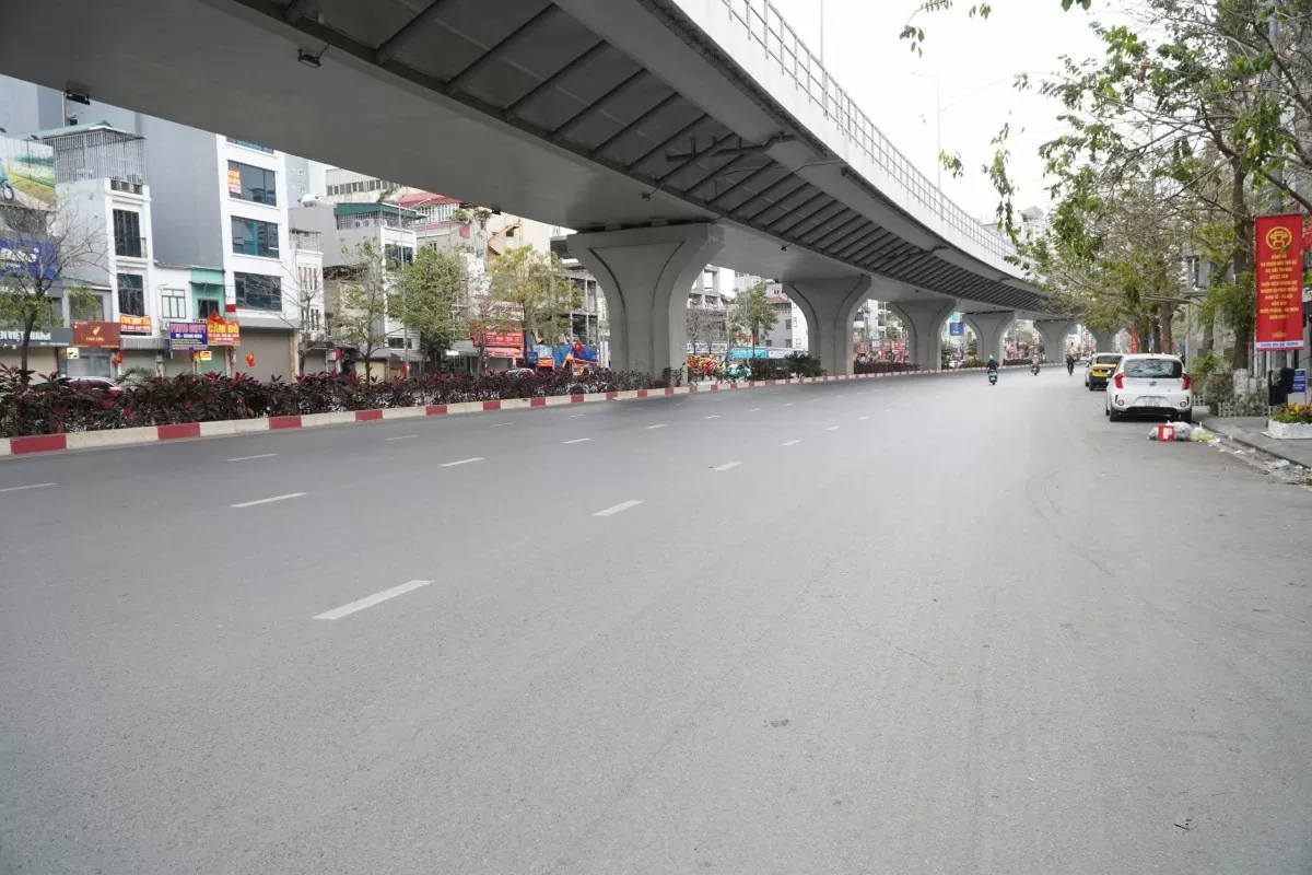 7h30 sáng mùng 1 Tết, đường Đại La thông thoáng đến lạ. Không còn cảnh ùn tắc hay chen chúc, chỉ có một vài phương tiện qua lại.