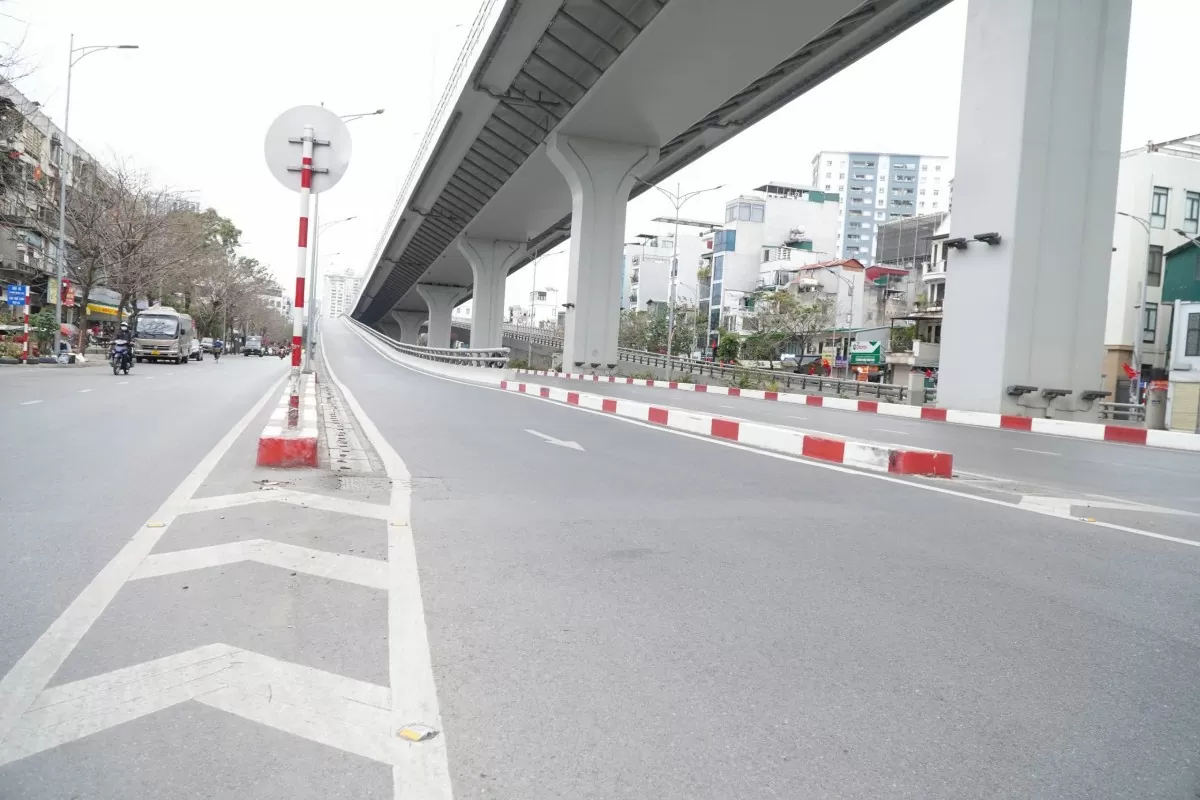 Phố phường Hà Nội 'yên bình' buổi sáng đầu năm mới
