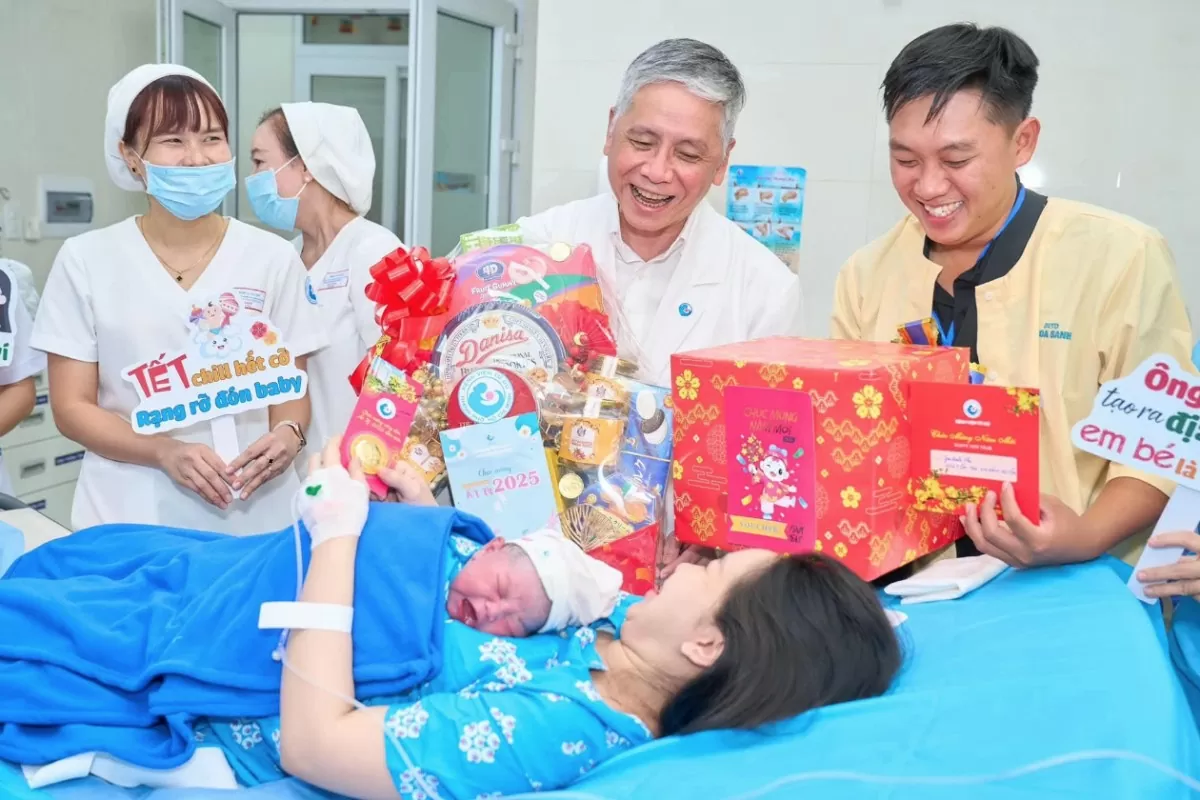 Bác sĩ Trần Ngọc Hải, Giám đốc Bệnh viện Từ Dũ và ê kíp tặng miếng vàng và phần quà, chào đón những em bé đầu tiên chào đời của năm mới Ất Tỵ 2025