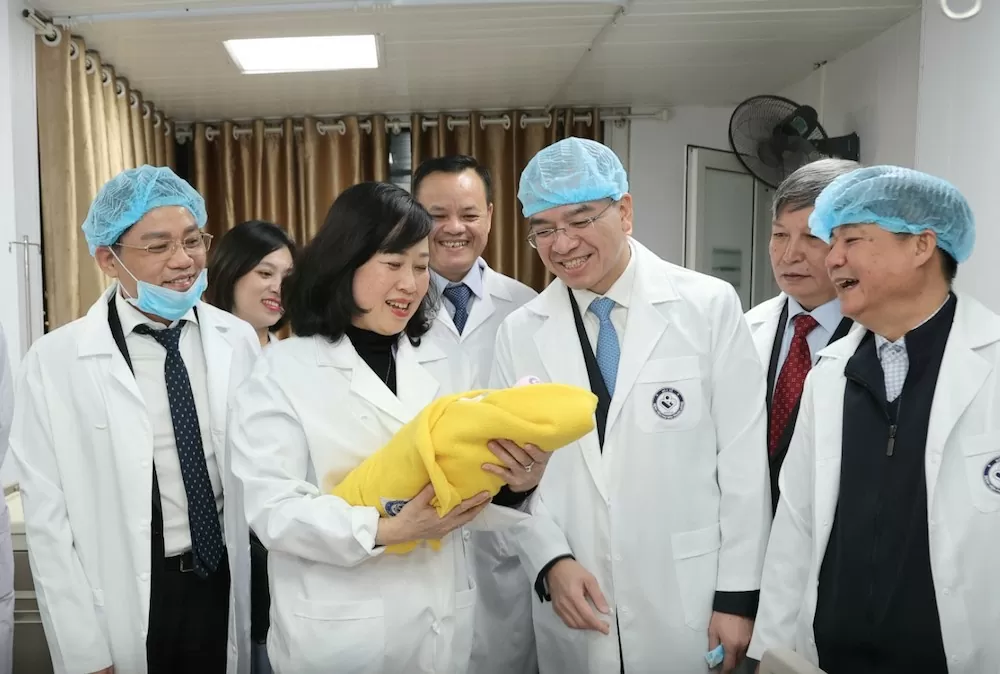 Bộ trưởng Bộ Y tế Đào Hồng Lan chúc mừng các gia đình có em bé chào đời trong năm mới 2025