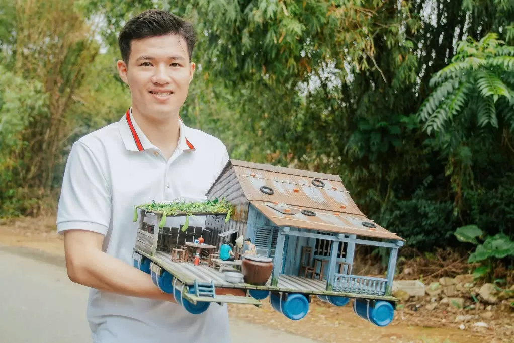 Hoàng Thanh Tùng cùng mô hình của mình (Ảnh: Bá Cường) Hoàng Thanh Tùng cùng mô hình của mình (Ảnh: Bá Cường)