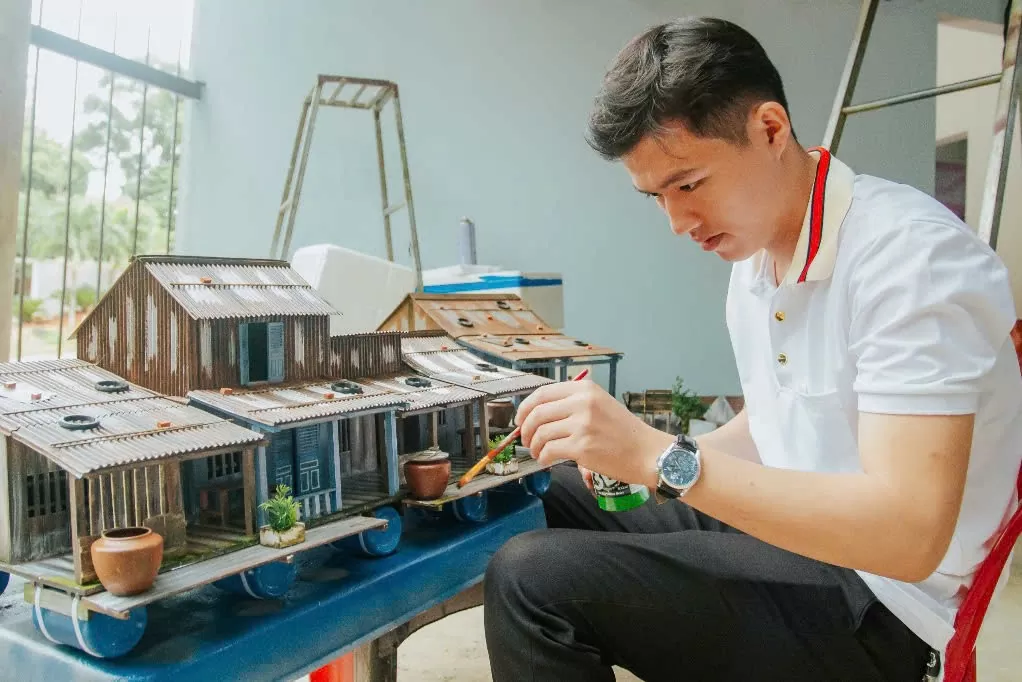 Tùng đang tỉ mỉ thiết kế một mô hình nhà Nam Bộ Tùng đang tỉ mỉ thiết kế một mô hình nhà Nam Bộ