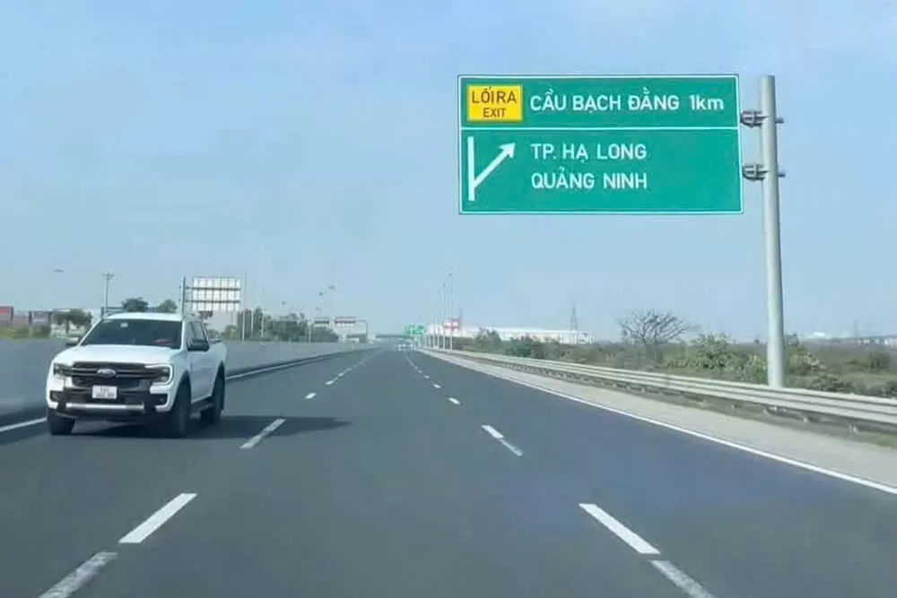 ô tô biển số 14C-366.XX đi ngược chiều trên cao tốc đoạn Km104