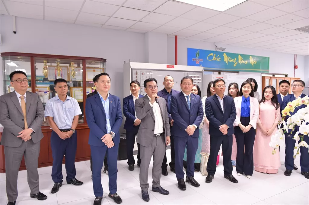 Tổng Giám đốc BSR Nguyễn Việt Thắng chia sẻ với người lao động về những mục tiêu trong năm mới 2025.