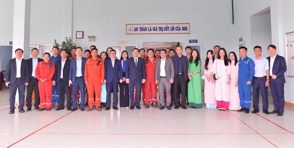 Ban Lãnh đạo Công ty, đại diện các tổ chức, đoàn thể chụp hình lưu niệm đầu năm mới cùng người lao động tại Ban An toàn Môi trường.