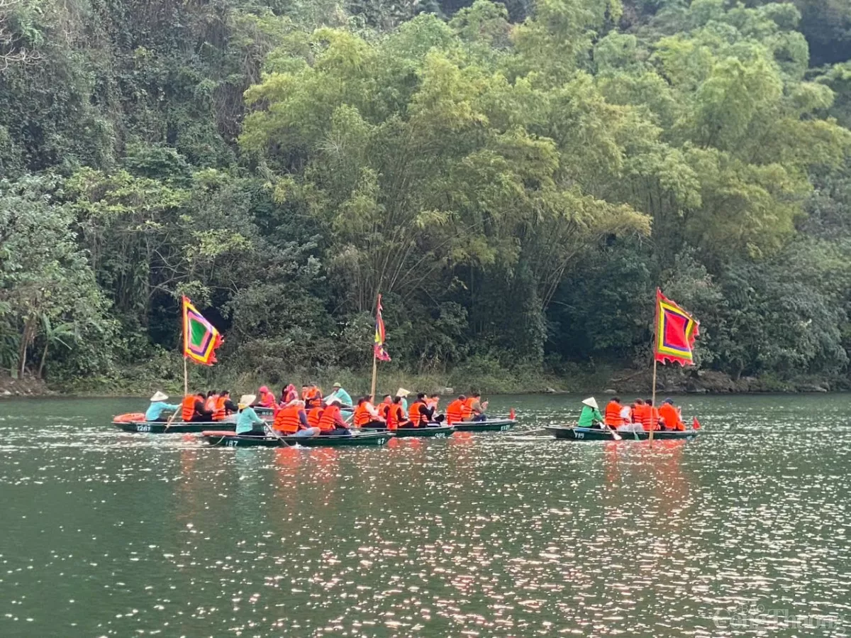 Du lịch Ninh Bình hút khách trong kỳ nghỉ Tết Nguyên đán Du lịch Ninh Bình hút khách trong kỳ nghỉ Tết Nguyên đán