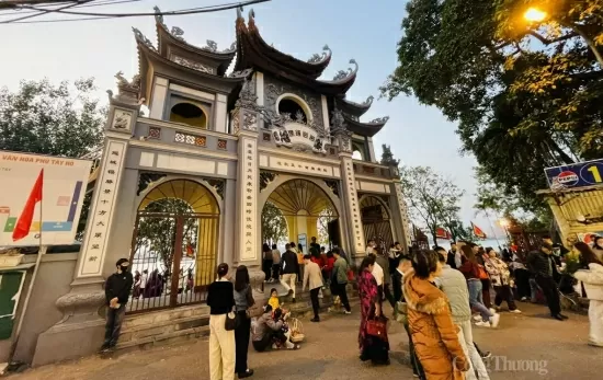 Người dân nô nức đi lễ Phủ Tây Hồ dịp đầu năm