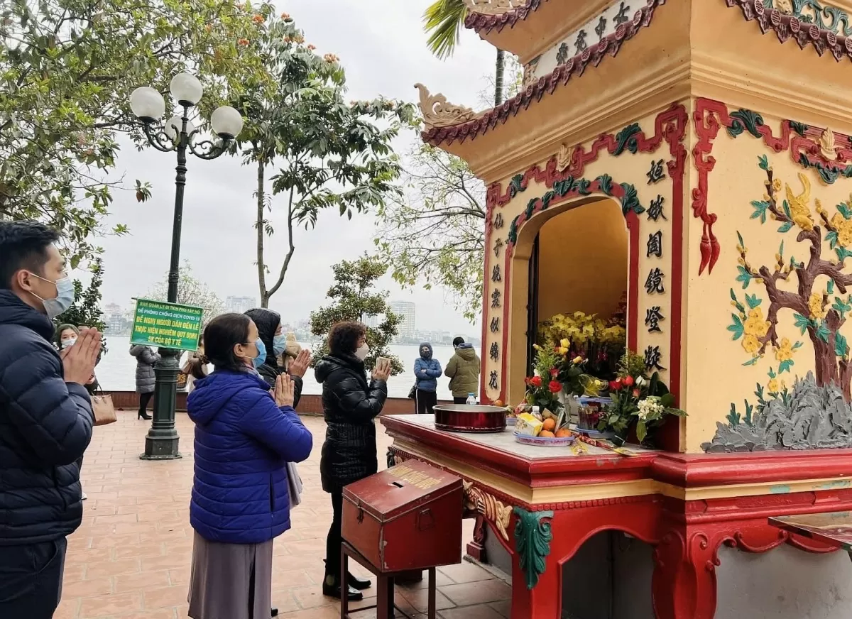 Rất đông người tới cầu xin tài tộc, may mắn năm mới. Ảnh: Nguyễn Thanh