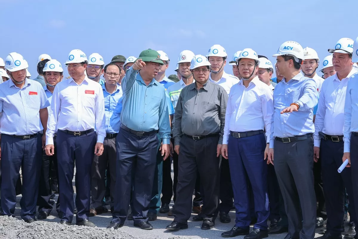 Sáng 1/2 (tức mùng 4 Tết Ất Tỵ), Thủ tướng Phạm Minh Chính tới động viên, tặng quà Tết cán bộ, công nhân trên công trường và kiểm tra, đôn đốc, tiếp tục nắm bắt, tháo gỡ các khó khăn, vướng mác, thúc đẩy tiến độ dự án Cảng hàng không quốc tế Long Thành - Ảnh: VGP/Nhật Bắc