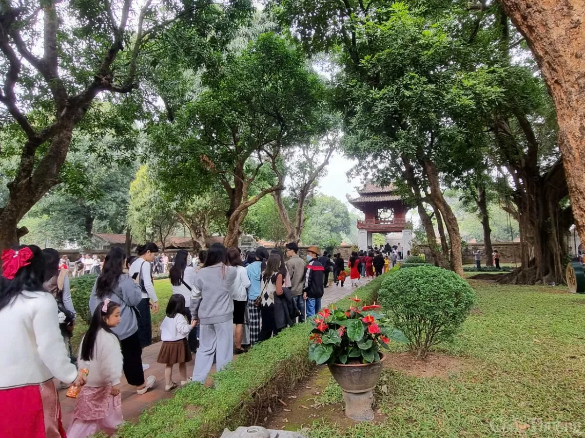 Hà Nội: Náo nhiệt khách du Xuân