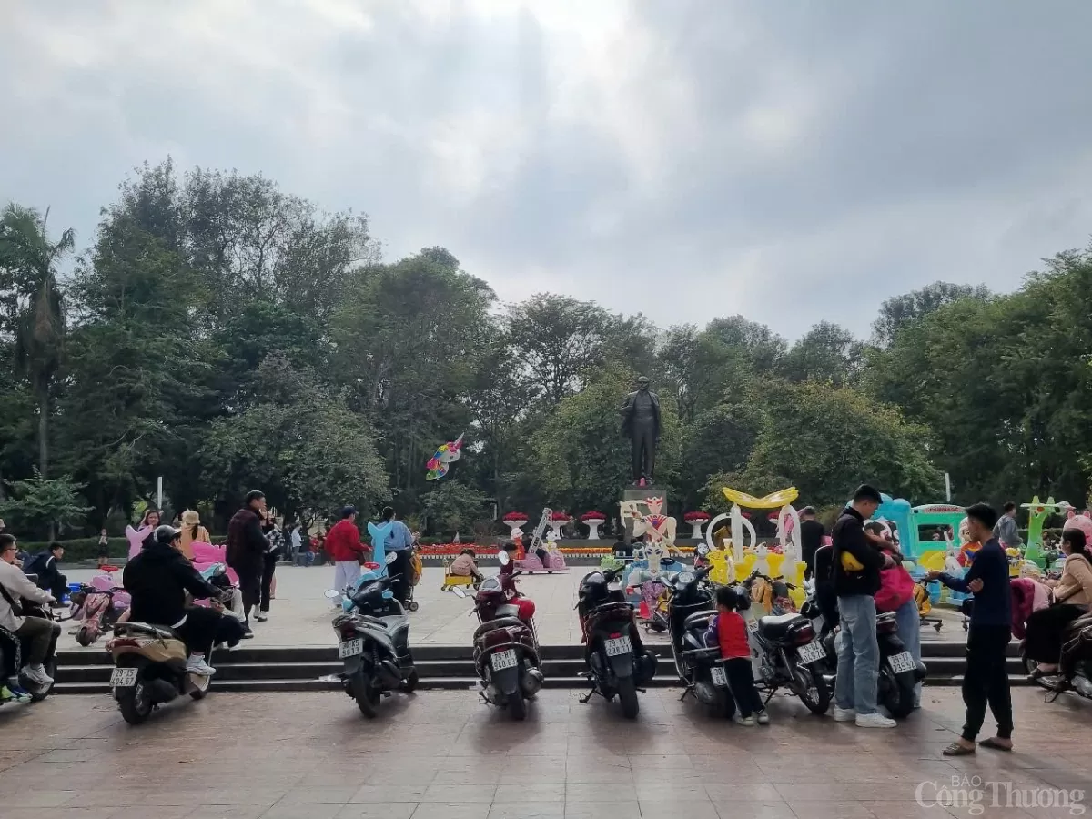 Hà Nội: Náo nhiệt khách du Xuân