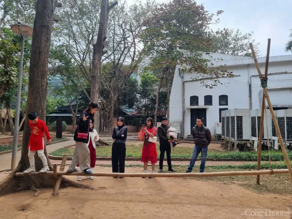 Hà Nội: Náo nhiệt khách du Xuân