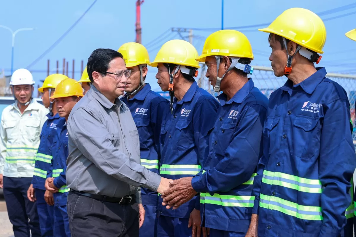 Thủ tướng trò chuyện, động viên cán bộ, người lao động đang thi công dự án Vành đai 3 đoạn nút giao Tân Vạn - cầu Bình Gởi - Ảnh: VGP/Nhật Bắc