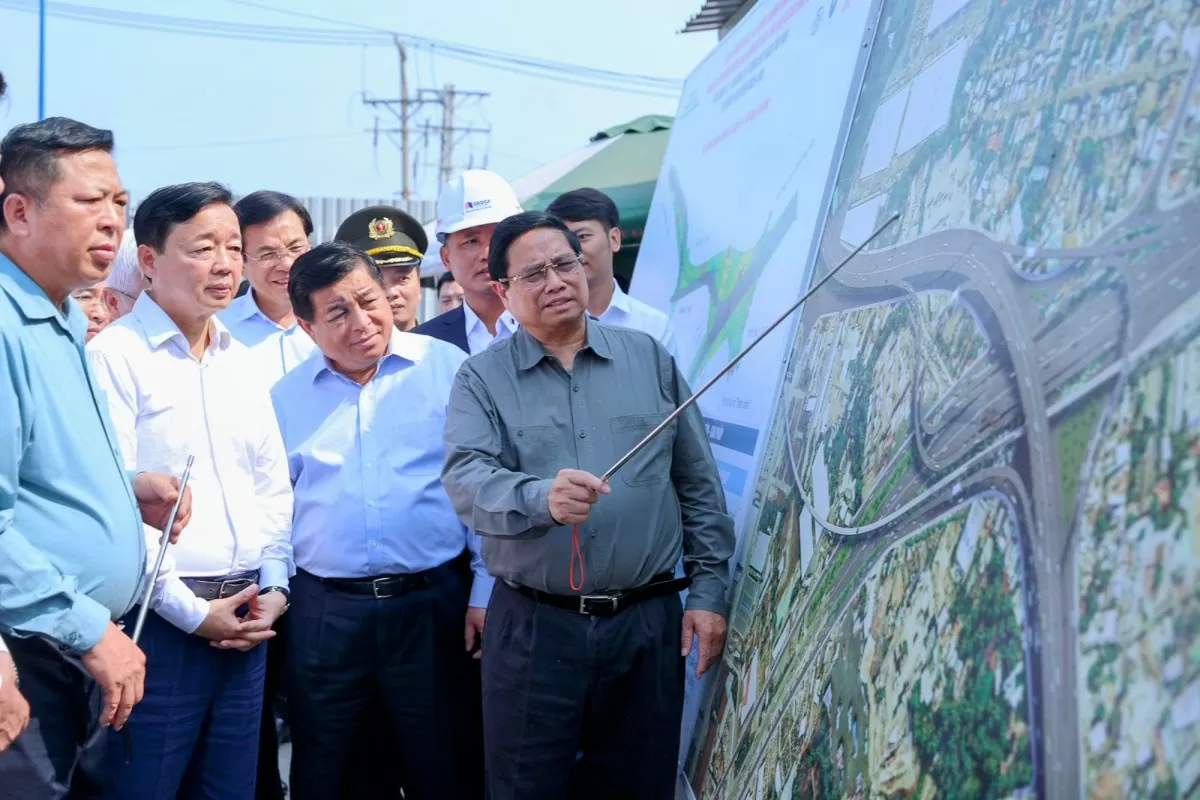 Thủ tướng Phạm Minh Chính nghe báo cáo về tiến độ thi công dự án Vành đai 3 đoạn nút giao Tân Vạn - cầu Bình Gởi - Ảnh: VGP/Nhật Bắc