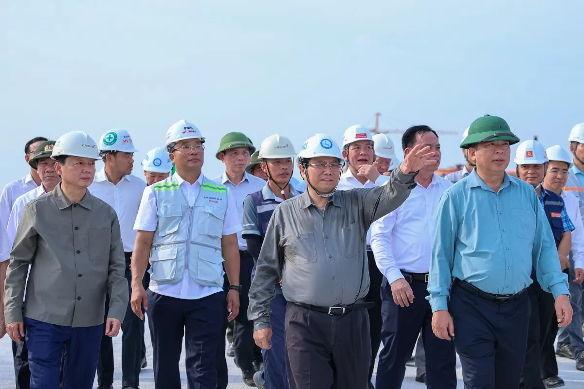 Thủ tướng kiểm tra thi công dự án đường Vành đai 3 TPHCM đoạn Tân Vạn – Nhơn Trạch - Ảnh: VGP/Nhật Bắc