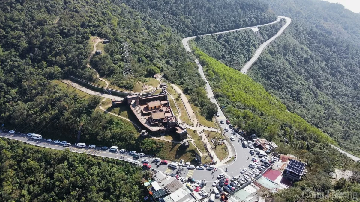 Di tích lịch sử quốc gia Hải Vân Quan sừng sững giữa núi Hải Vân, là một chứng tích lịch sử trận đầu chống liên quân Pháp – Tây Ban Nha (1858 – 1860); và là biểu tượng của sự đoàn kết, hợp tác, là cầu nối đặc biệt giữa 2 thành phố Đà Nẵng và Huế.