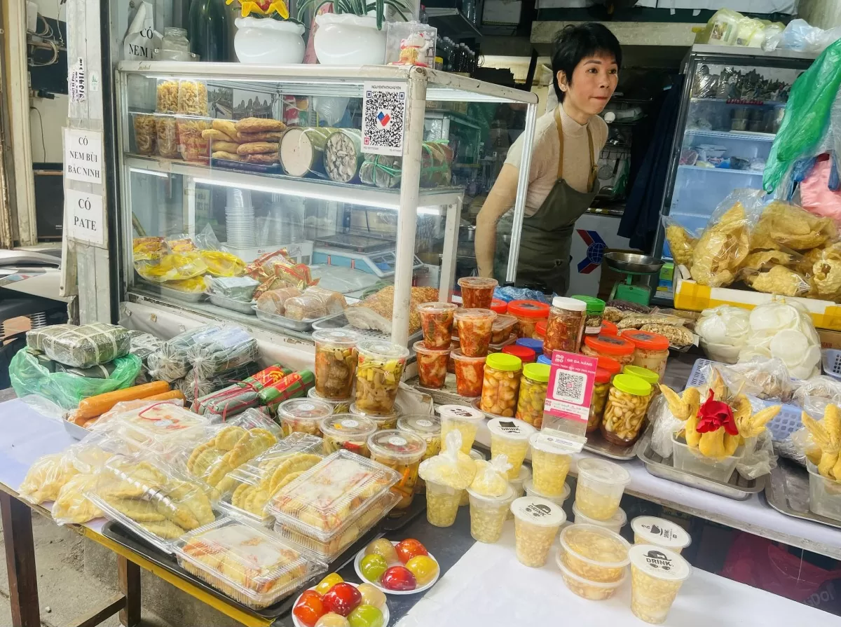 Thực phẩm chế biến sẵn như giò lụa, giò bò, bánh chưng được bày bán nhiều, giá ổn định. Ảnh: Nguyễn Thanh