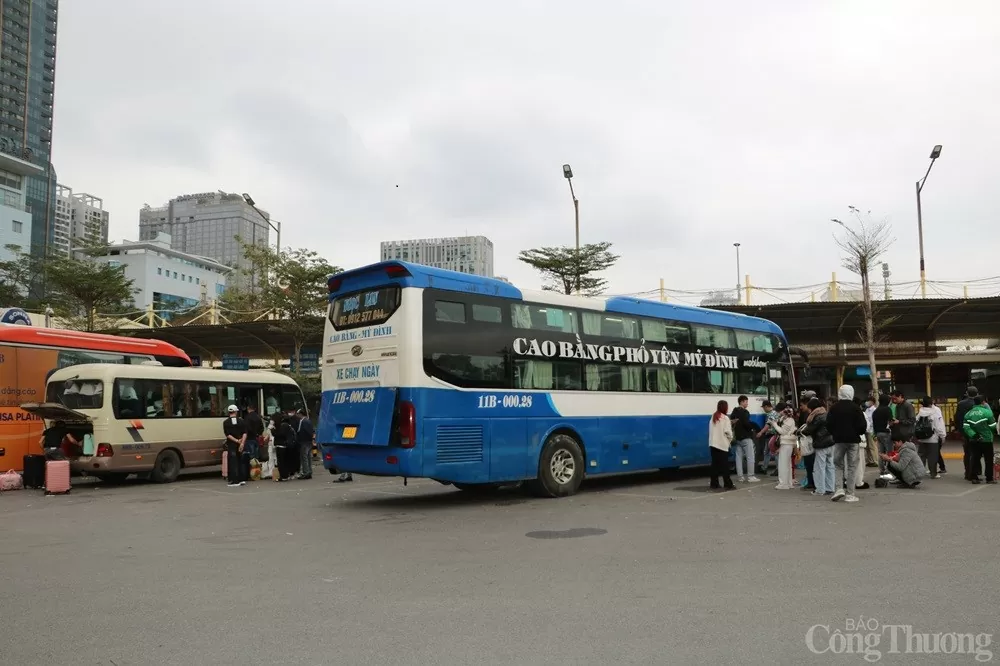 Người về Hà Nội đông, bến xe Mỹ Đình vẫn vắng khách