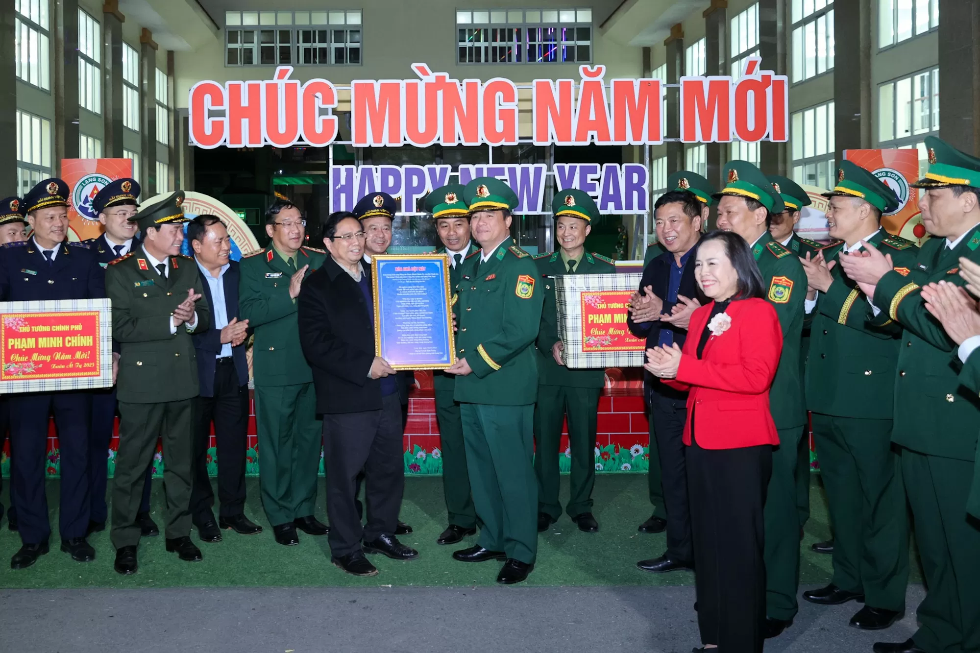 Thủ tướng thăm, động viên Bộ đội Biên phòng Lạng Sơn