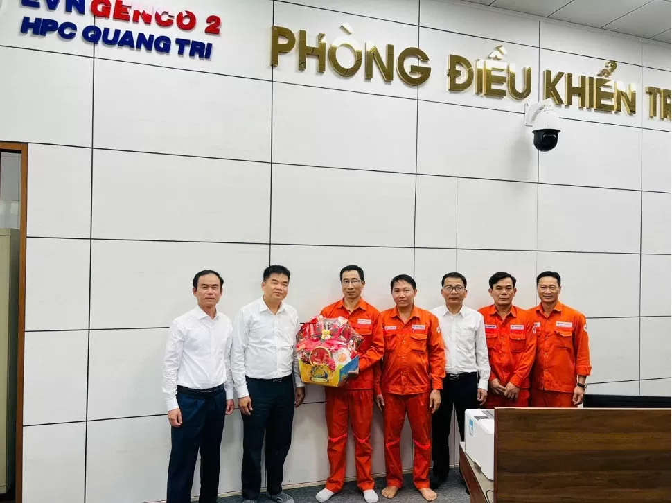 Lãnh đạo EVNGENCO2 thăm động viên, chúc Tết, tặng quà kíp trực vận hành ngày mùng 03 Tết tại Nhà máy TĐQT