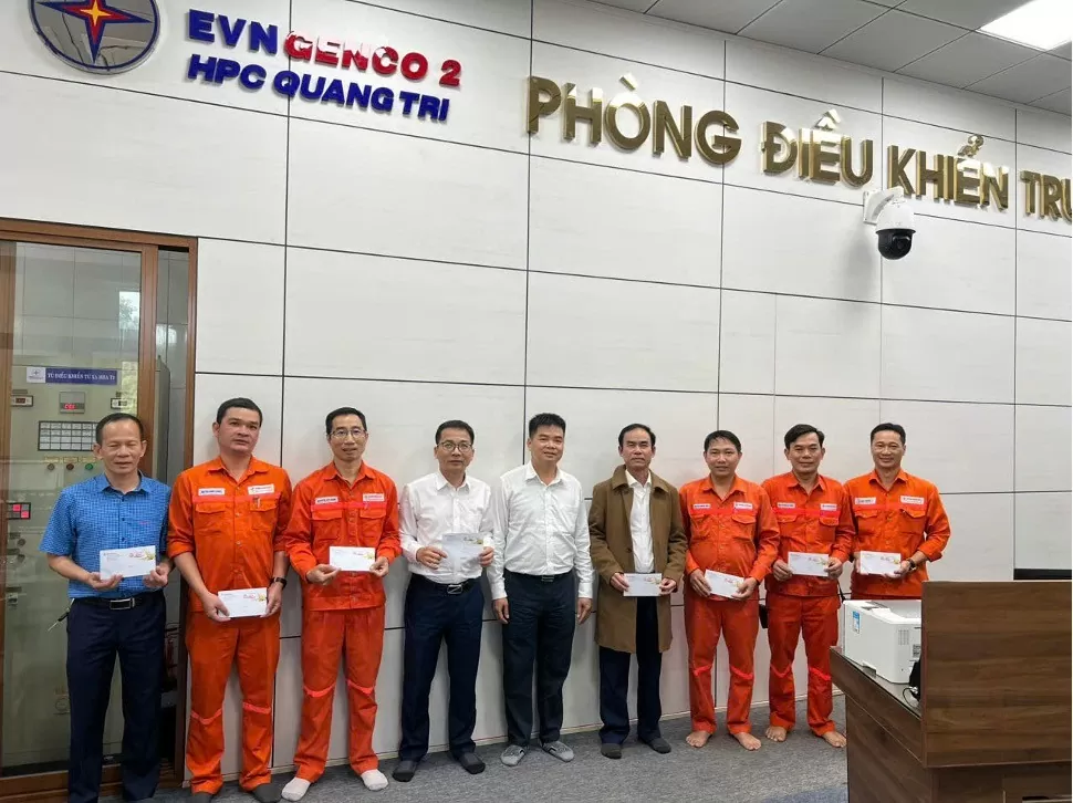 Ông Nguyễn Văn Ngộ tặng phong bao lì xì đầu năm