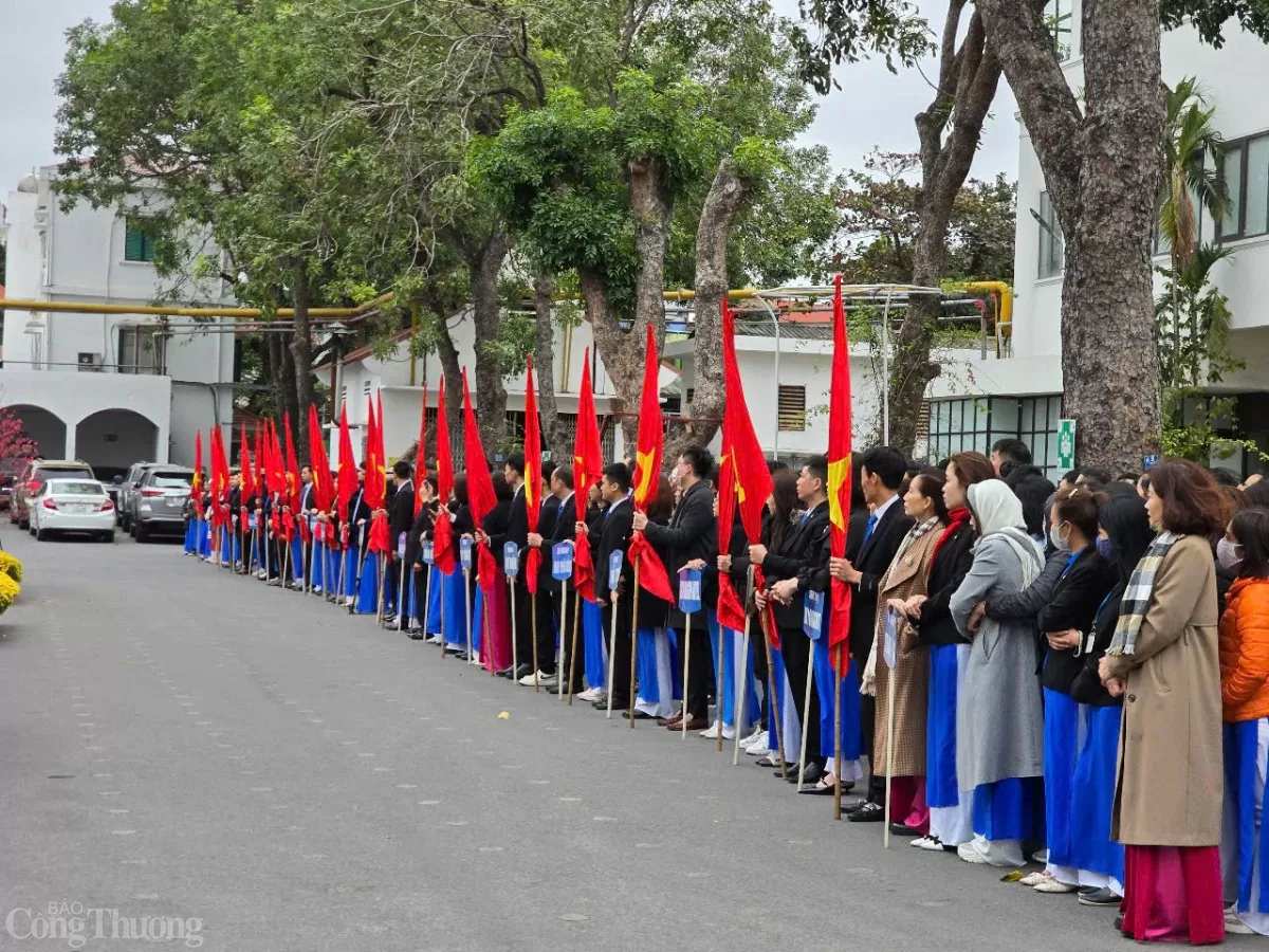 Gần 12.000 người lao động May 10 ra quân sản xuất đầu Xuân