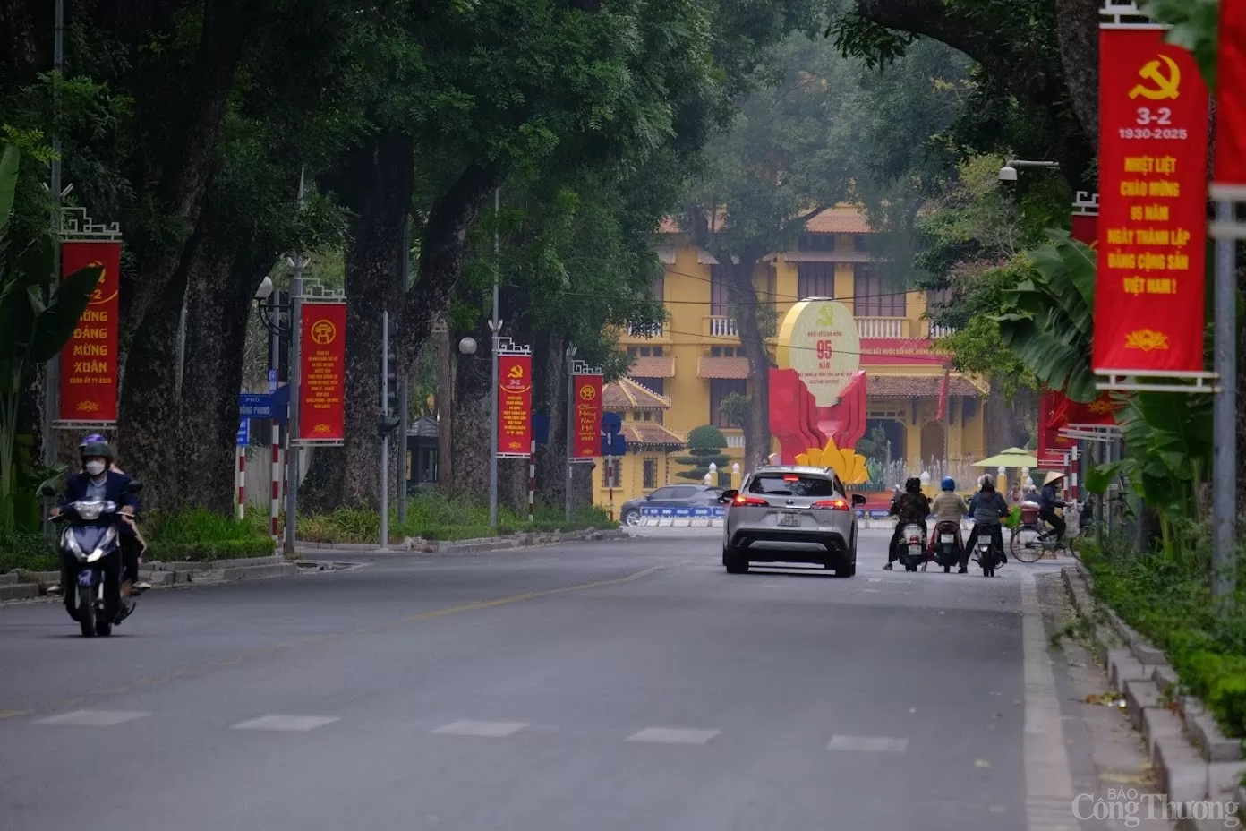 Hà Nội cờ hoa rực rỡ chào mừng Ngày thành lập Đảng Cộng sản Việt Nam