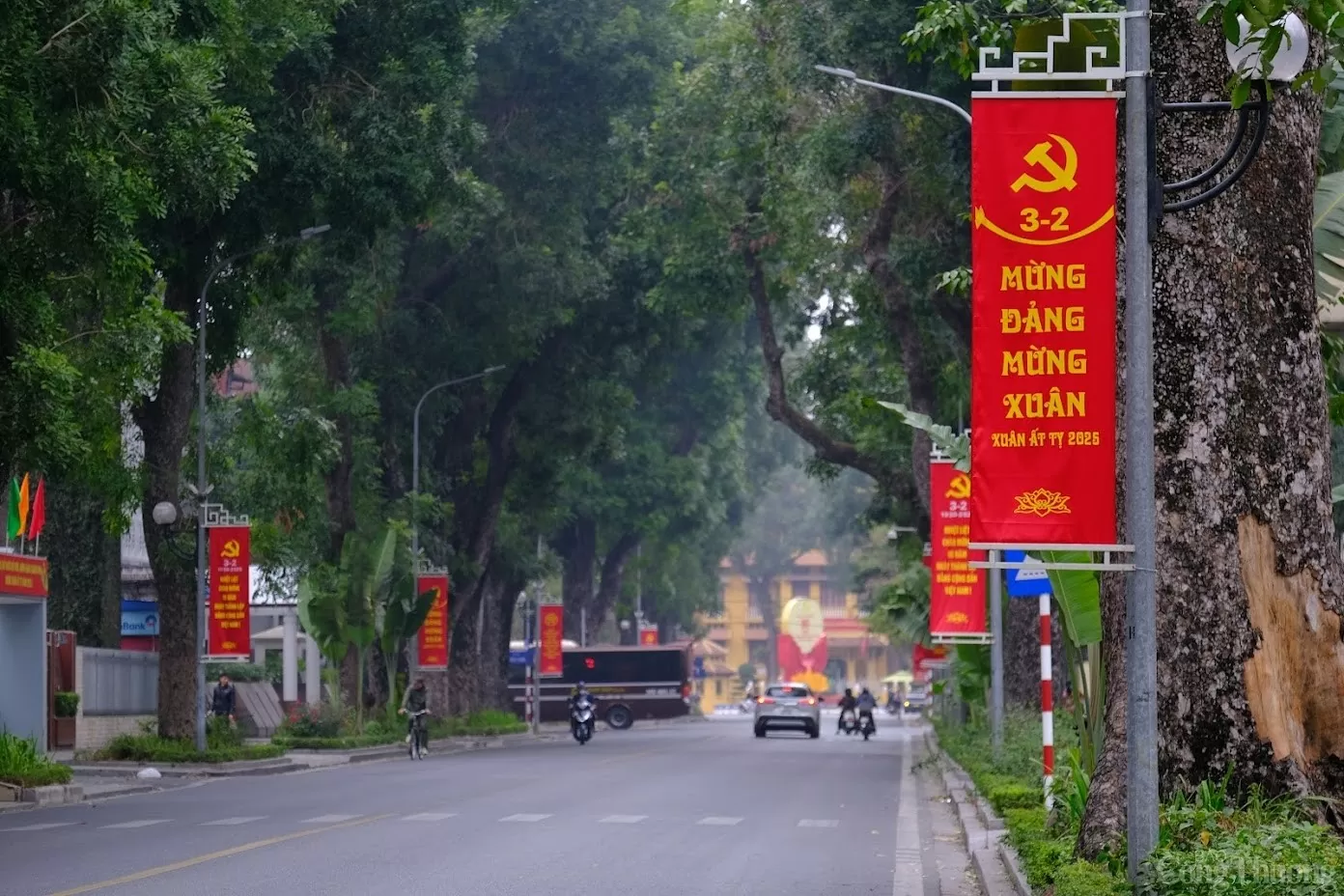 Hà Nội cờ hoa rực rỡ chào mừng Ngày thành lập Đảng Cộng sản Việt Nam