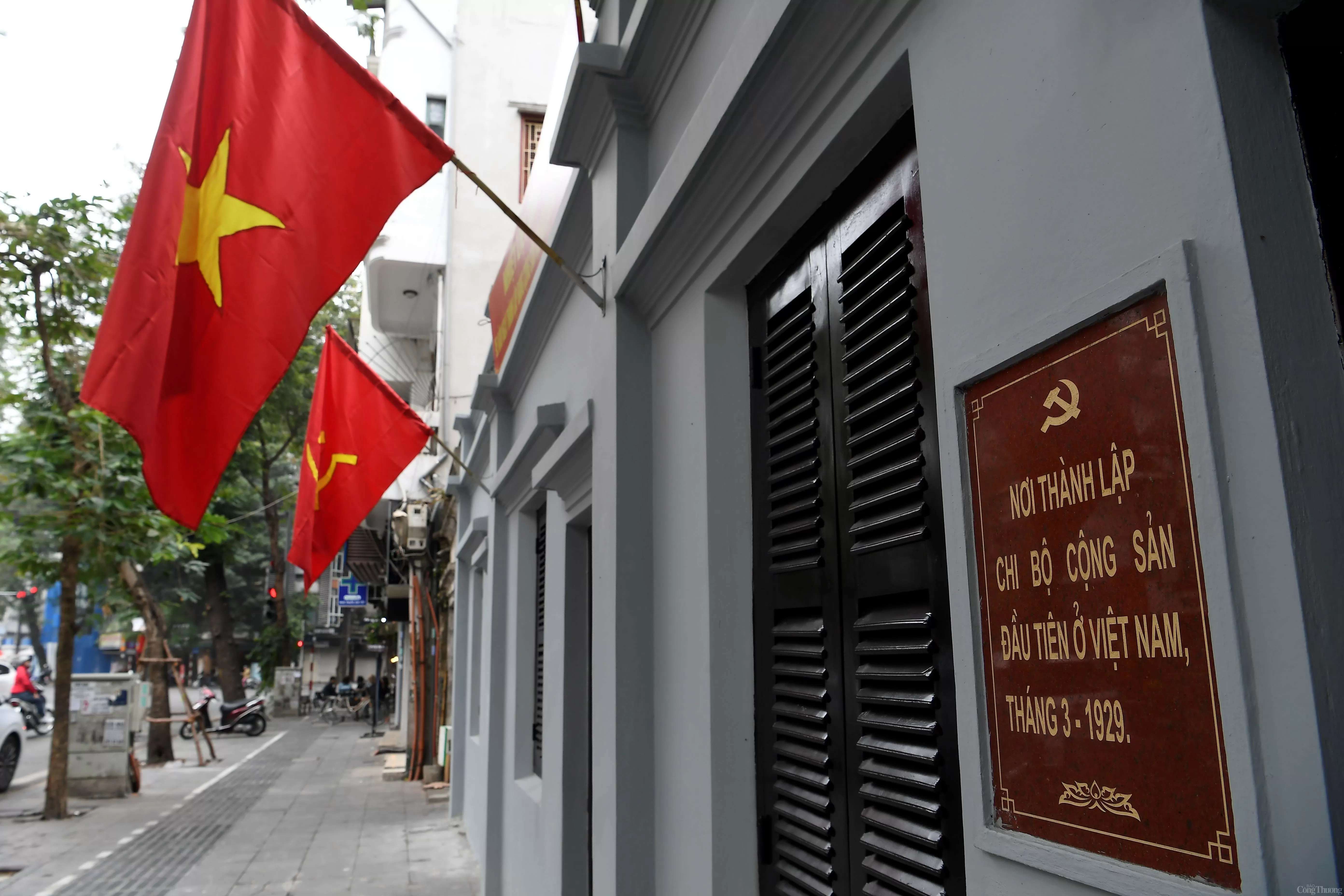 Hà Nội cờ hoa rực rỡ chào mừng Ngày thành lập Đảng Cộng sản Việt Nam