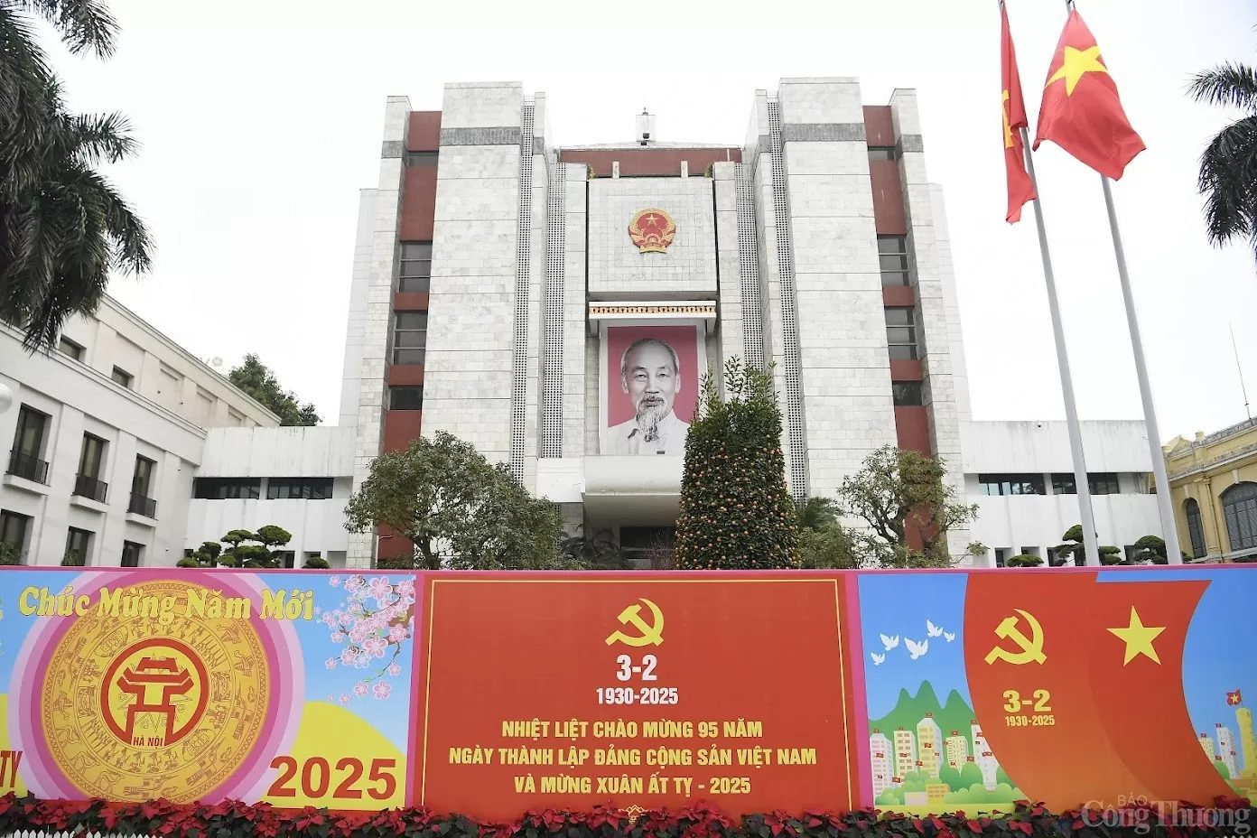 Hà Nội cờ hoa rực rỡ chào mừng Ngày thành lập Đảng Cộng sản Việt Nam