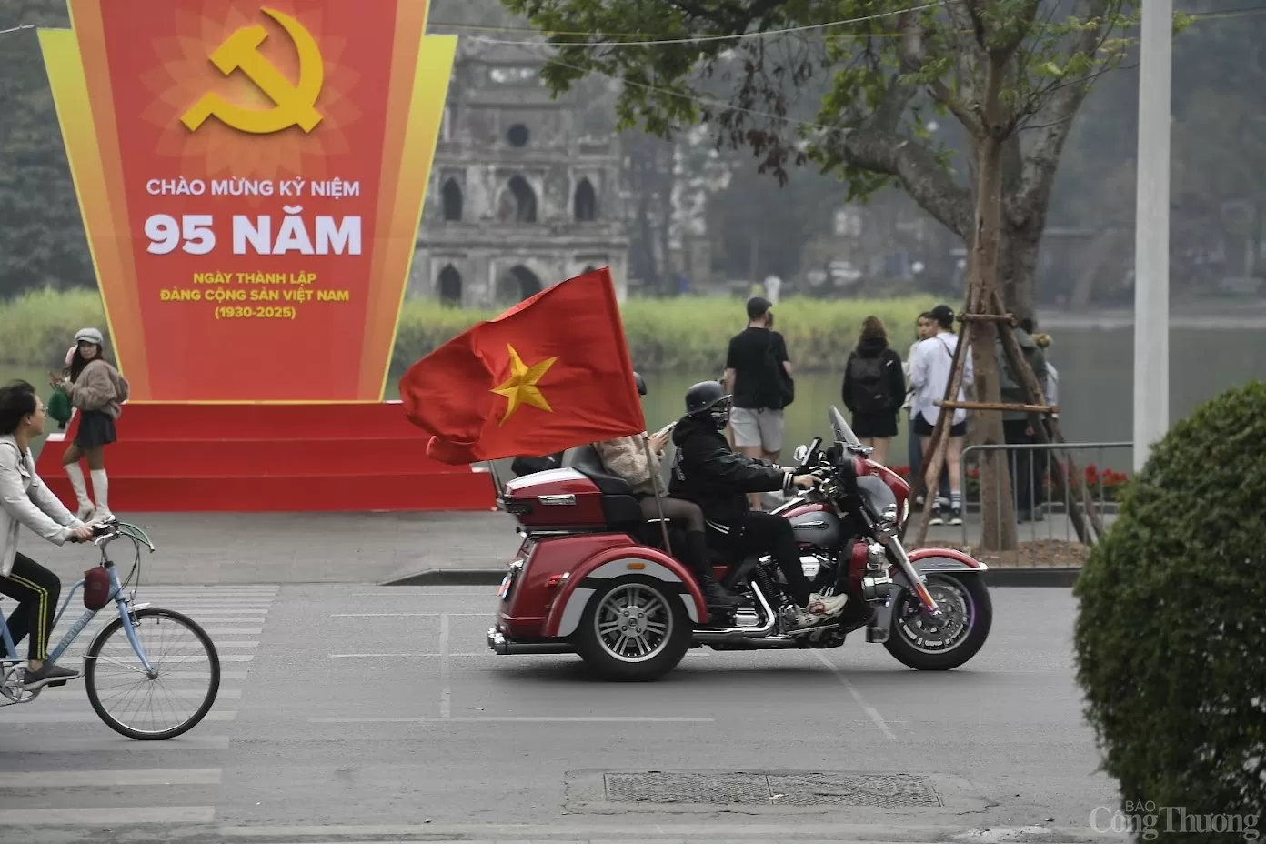 Hà Nội cờ hoa rực rỡ chào mừng Ngày thành lập Đảng Cộng sản Việt Nam