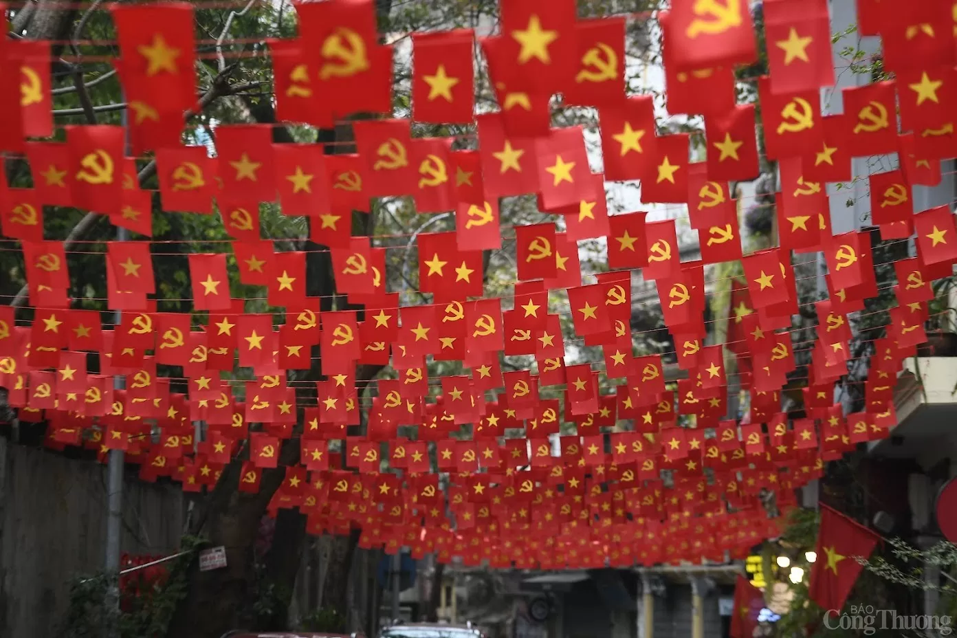 Hà Nội cờ hoa rực rỡ chào mừng Ngày thành lập Đảng Cộng sản Việt Nam