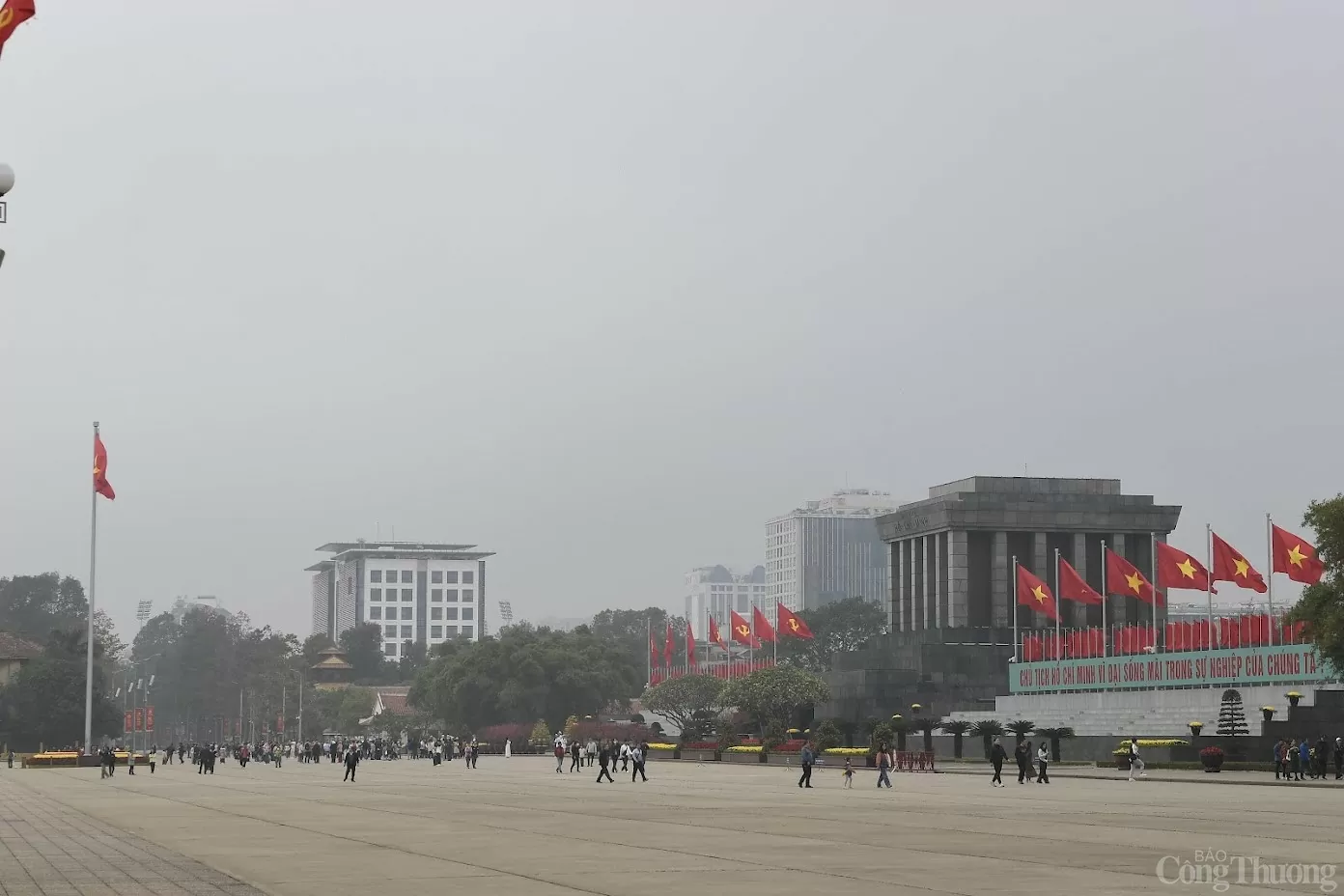 Hà Nội cờ hoa rực rỡ chào mừng Ngày thành lập Đảng Cộng sản Việt Nam