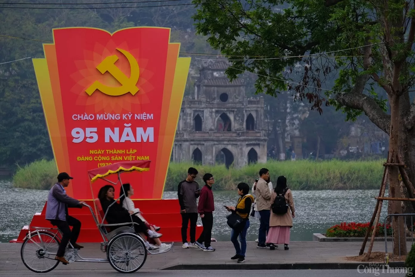 Hà Nội cờ hoa rực rỡ chào mừng Ngày thành lập Đảng Cộng sản Việt Nam