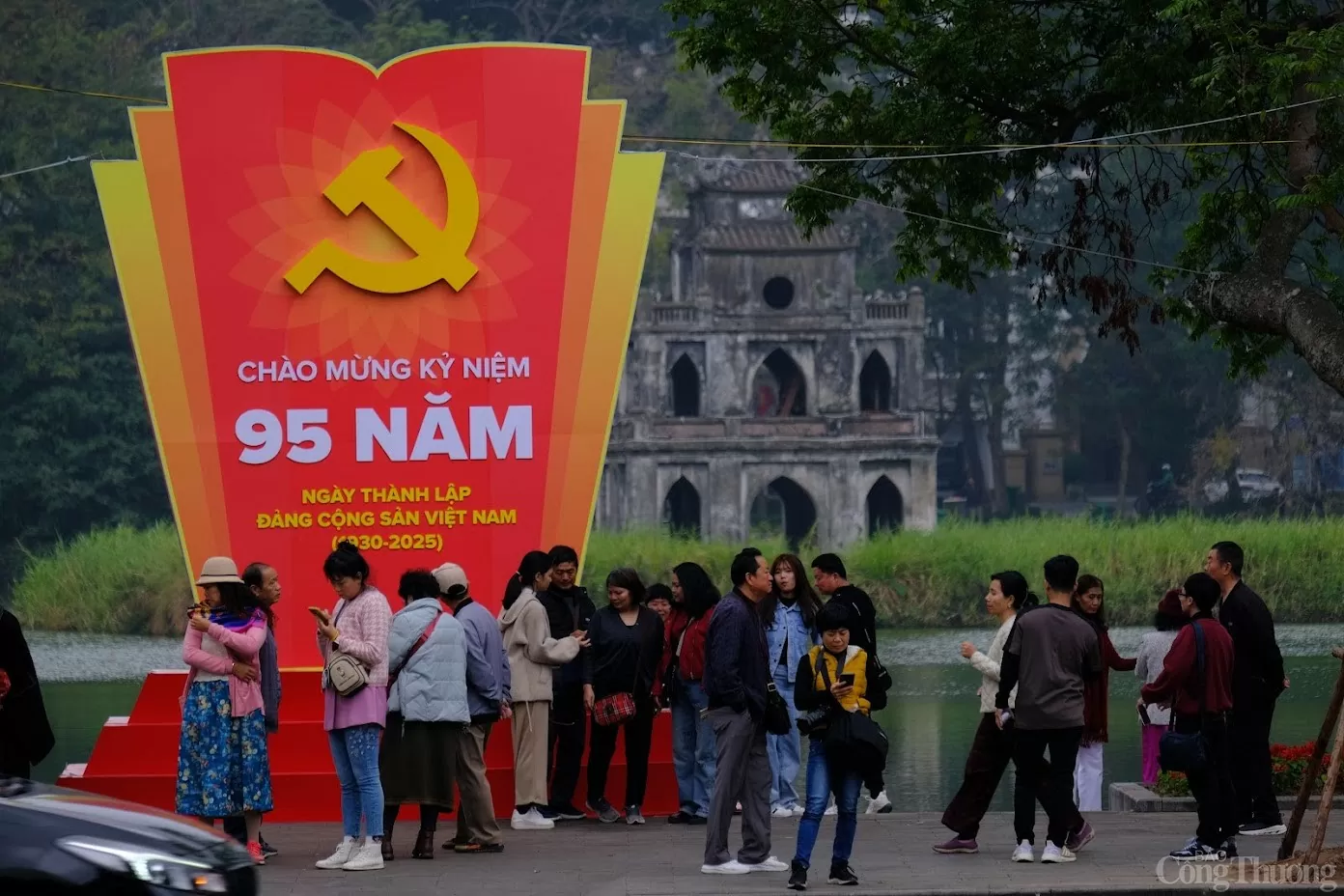 Hà Nội cờ hoa rực rỡ chào mừng Ngày thành lập Đảng Cộng sản Việt Nam