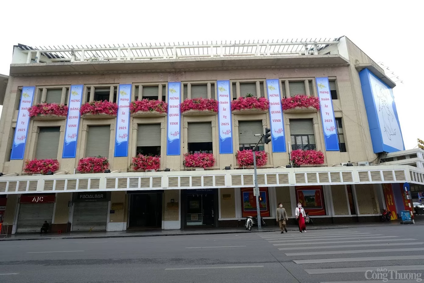 Hà Nội cờ hoa rực rỡ chào mừng Ngày thành lập Đảng Cộng sản Việt Nam
