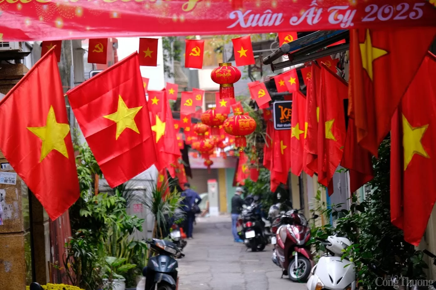 Hà Nội cờ hoa rực rỡ chào mừng Ngày thành lập Đảng Cộng sản Việt Nam